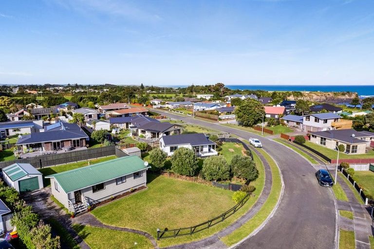 Photo of property in 18 Pohutukawa Drive, Opunake, 4616