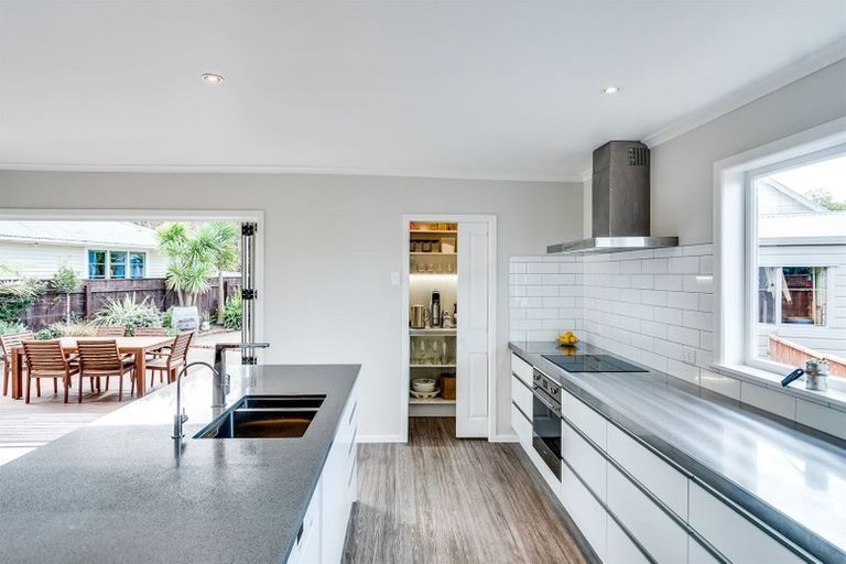 Photo of property in 10 Petane Road, Bay View, Napier, 4104