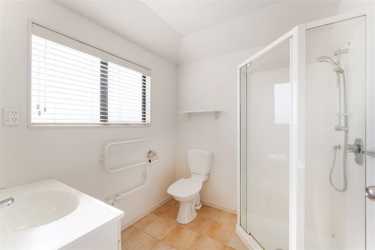 Photo of property in 5/2 Sunnydale Place, Oteha, Auckland, 0632