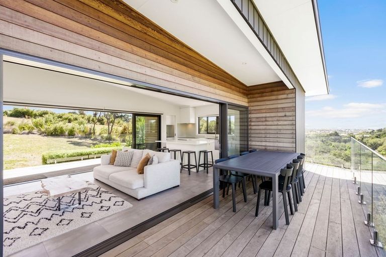 Photo of property in 1117a Whangaparaoa Road, Matakatia, Whangaparaoa, 0930