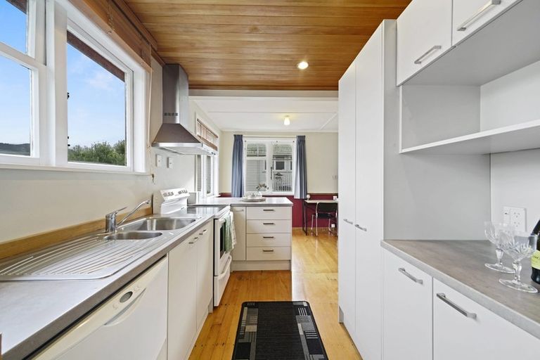 Photo of property in 44 Taylor Terrace, Tawa, Wellington, 5028