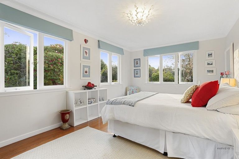 Photo of property in 27 Turanga Road, Henderson Valley, Auckland, 0612