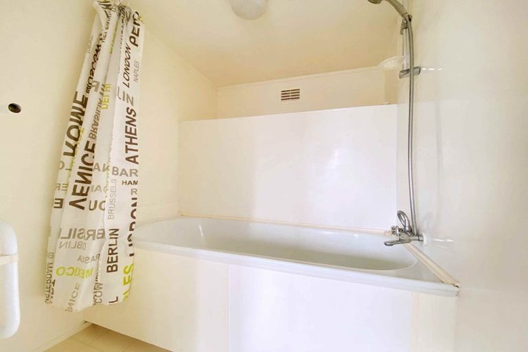 Photo of property in 3 Mowbray Place, Sunnynook, Auckland, 0620