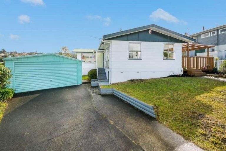 Photo of property in 19 Segedin Place, Glenfield, Auckland, 0629