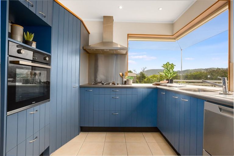 Photo of property in 15 Tainui Terrace, Tawa, Wellington, 5028