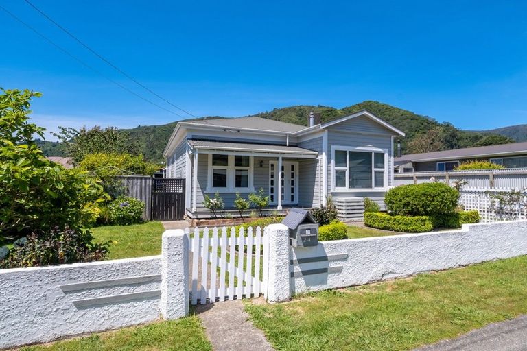 Photo of property in 24 York Street, Picton, 7220