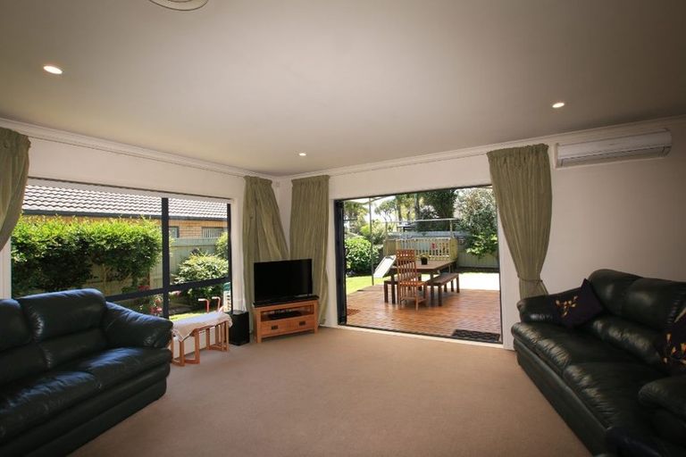 Photo of property in 24 Glencalder Place, Wattle Downs, Auckland, 2103