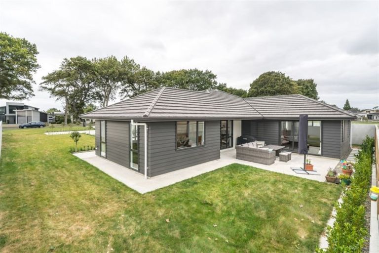 Photo of property in 5 Grand Oaks Drive, Awapuni, Palmerston North, 4412