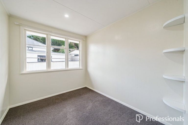 Photo of property in 1 Wakefield Terrace, Tawa, Wellington, 5028