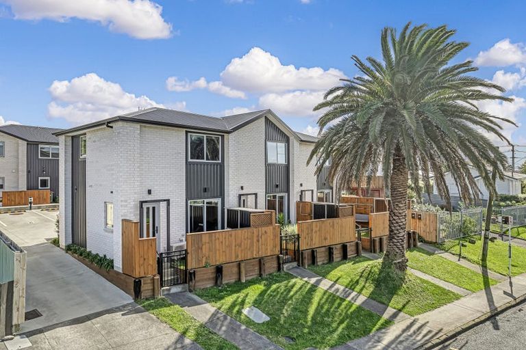 Photo of property in 2/24 Kelwyn Road, Kelston, Auckland, 0602