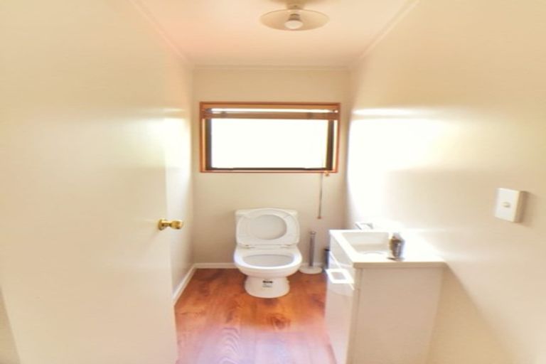 Photo of property in 4 Oystergrove Road, West Harbour, Auckland, 0618