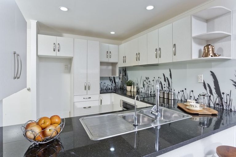 Photo of property in 3/26 Pannill Place, Oteha, Auckland, 0632