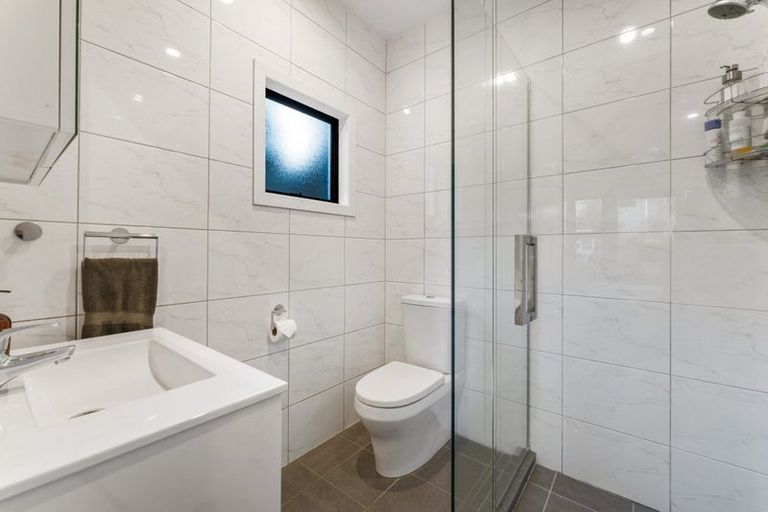 Photo of property in 2/21 Aorangi Place, Birkenhead, Auckland, 0626