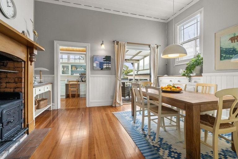 Photo of property in 1 Oxford Terrace, Devonport, Auckland, 0624