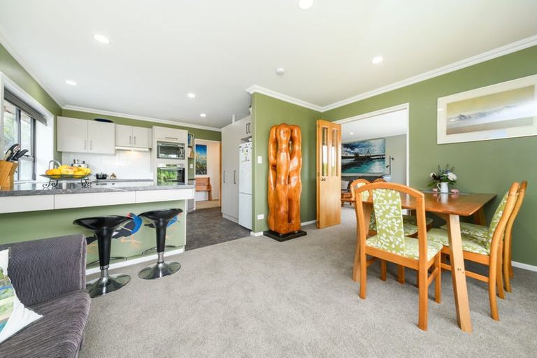 Photo of property in 11 Greenwood Place, Fitzherbert, Palmerston North, 4410