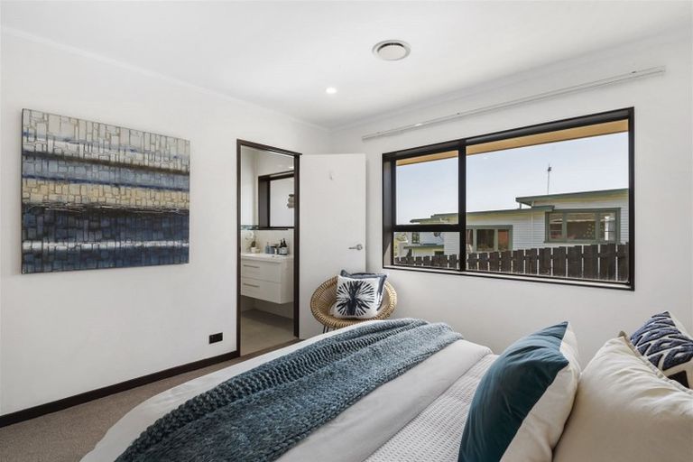 Photo of property in 1/870 Beach Road, Waiake, Auckland, 0630