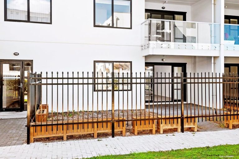 Photo of property in Apollo Apartments, 5/46g Rosedale Road, Rosedale, Auckland, 0632