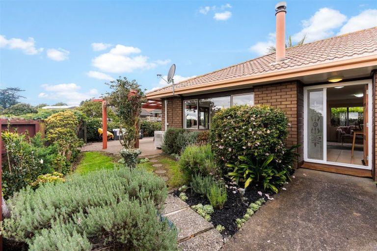 Photo of property in 14 West Fairway, Golflands, Auckland, 2013