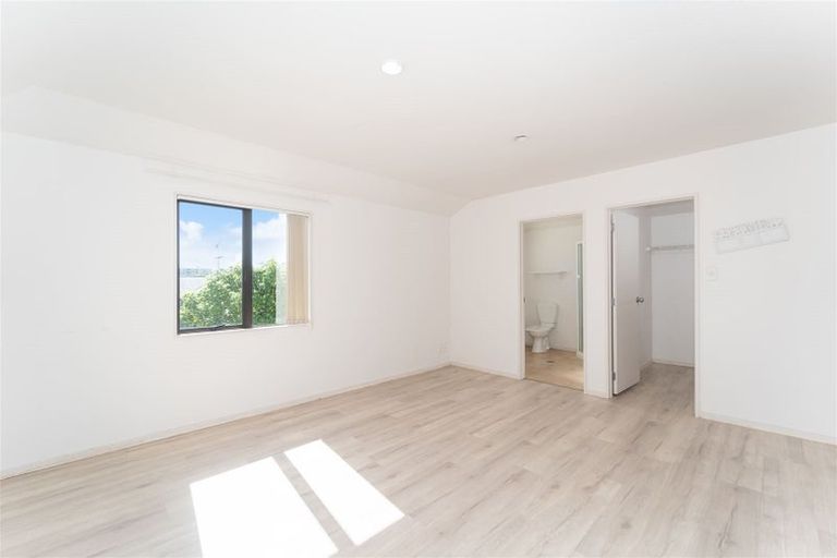 Photo of property in 5/2 Sunnydale Place, Oteha, Auckland, 0632