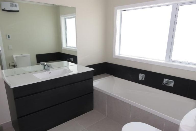 Photo of property in 18a Carluke Street, Paparangi, Wellington, 6037