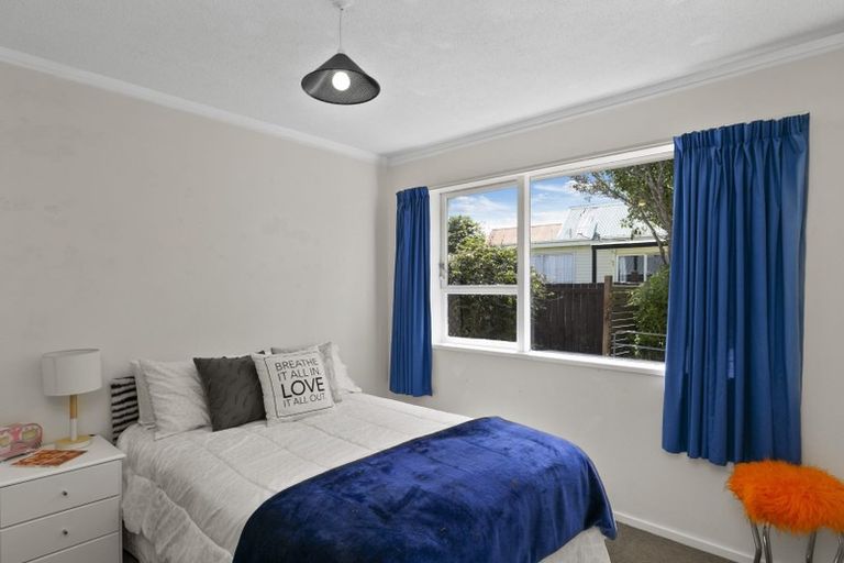 Photo of property in 23b Kingsbridge Place, Newlands, Wellington, 6037