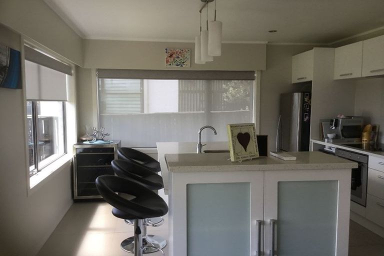 Photo of property in 1/104 East Coast Road, Forrest Hill, Auckland, 0620