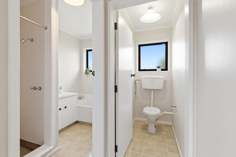 Photo of property in 10a Kingsbridge Place, Newlands, Wellington, 6037