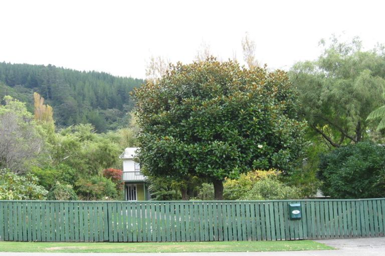 Photo of property in 74 Pinehaven Road, Pinehaven, Upper Hutt, 5019