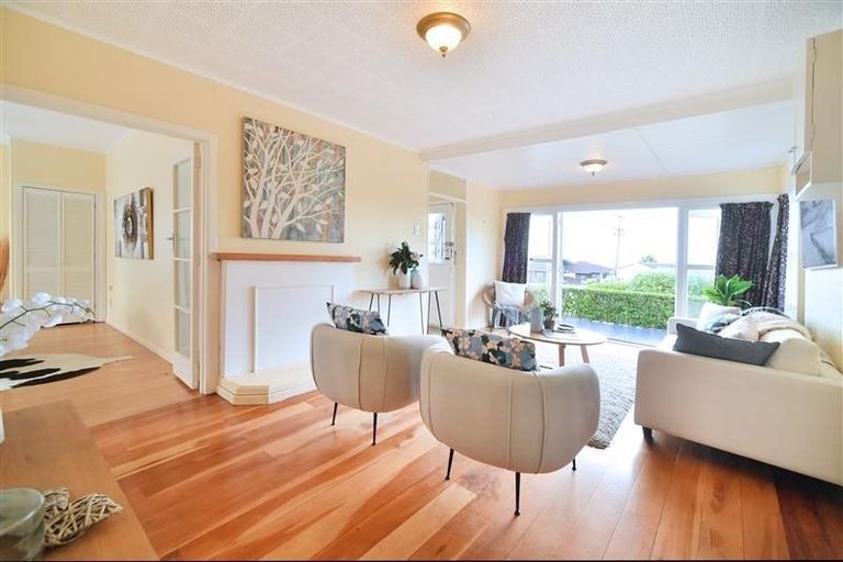 Photo of property in 1/8 Orchard Road, Waiake, Auckland, 0630