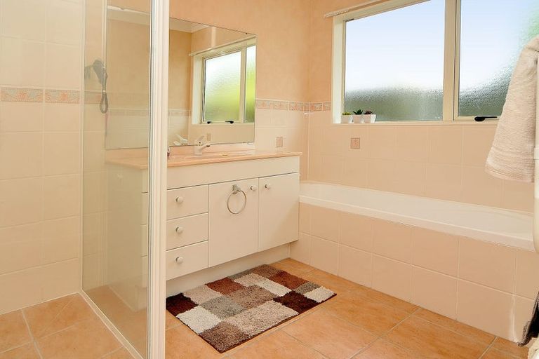 Photo of property in 32 Pitt Avenue, Clendon Park, Auckland, 2103