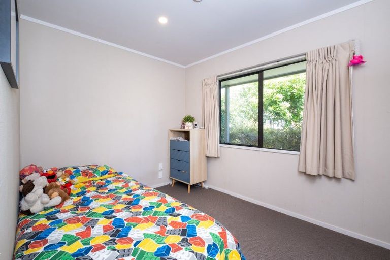 Photo of property in 16 Deakin Place, Clive, 4102