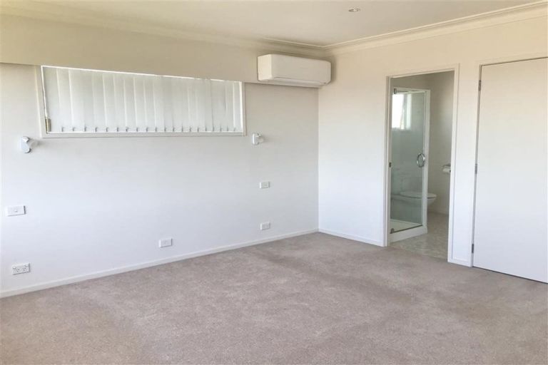 Photo of property in 5 Shearwater Rise, Rothesay Bay, Auckland, 0630