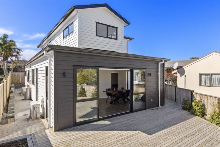 Photo of property in 32a Tupaki Place, Pakuranga Heights, Auckland, 2010