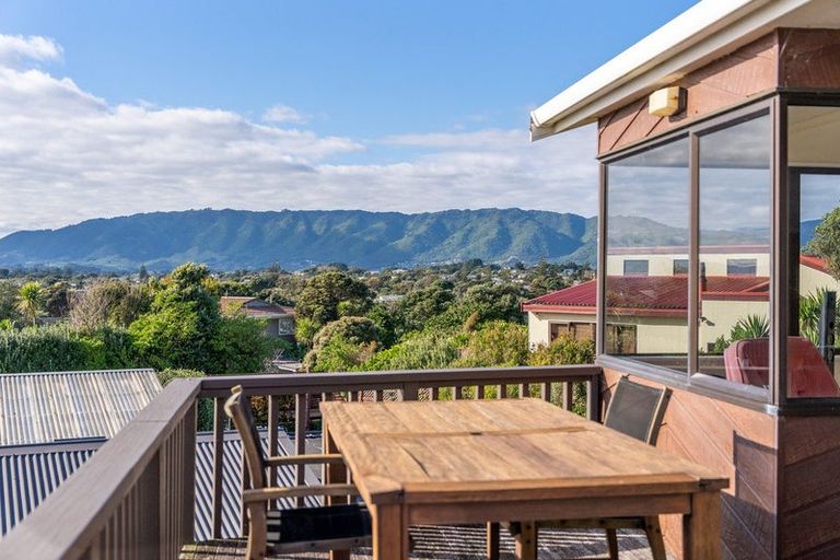 Photo of property in 18 Ara Kuaka, Waikanae Beach, Waikanae, 5036