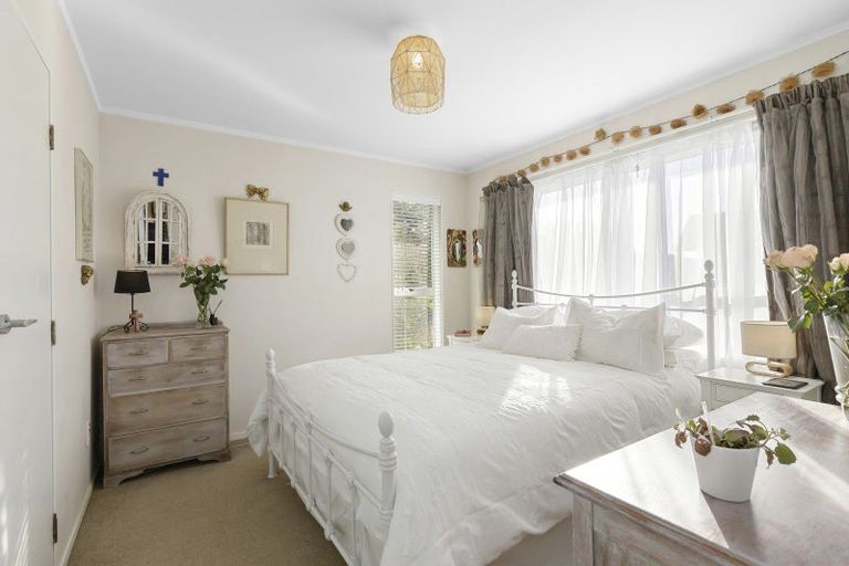 Photo of property in 19a Hicks Close, Whitby, Porirua, 5024