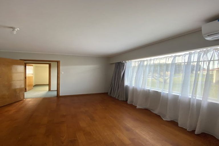 Photo of property in 27 Dale Crescent, Pakuranga, Auckland, 2010