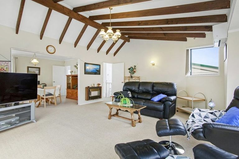 Photo of property in 78 Victory Crescent, Tawa, Wellington, 5028