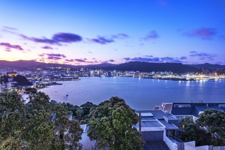 Photo of property in 37 The Crescent, Roseneath, Wellington, 6011