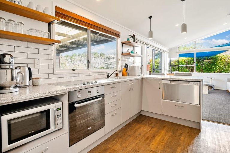 Photo of property in 3 Thomas Avenue, Te Atatu Peninsula, Auckland, 0610