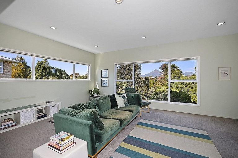 Photo of property in 11 Margaret Place, Merrilands, New Plymouth, 4312