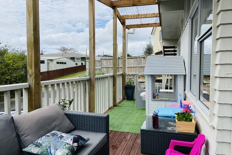 Photo of property in 16 Kirby Street, Glendene, Auckland, 0602