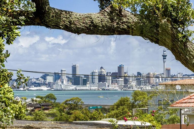 Photo of property in 24 Howard Road, Northcote, Auckland, 0627