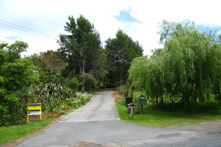 Photo of property in 15 Hobbs Road, Matakatia, Whangaparaoa, 0930