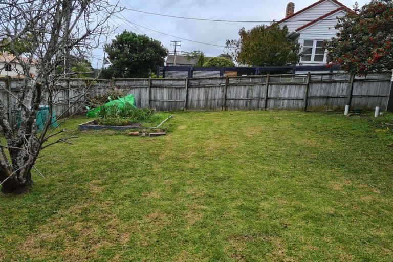 Photo of property in 3 Links Road, New Lynn, Auckland, 0600