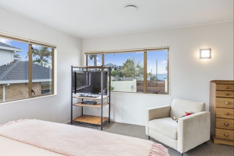 Photo of property in 13 Kahala Place, West Harbour, Auckland, 0618