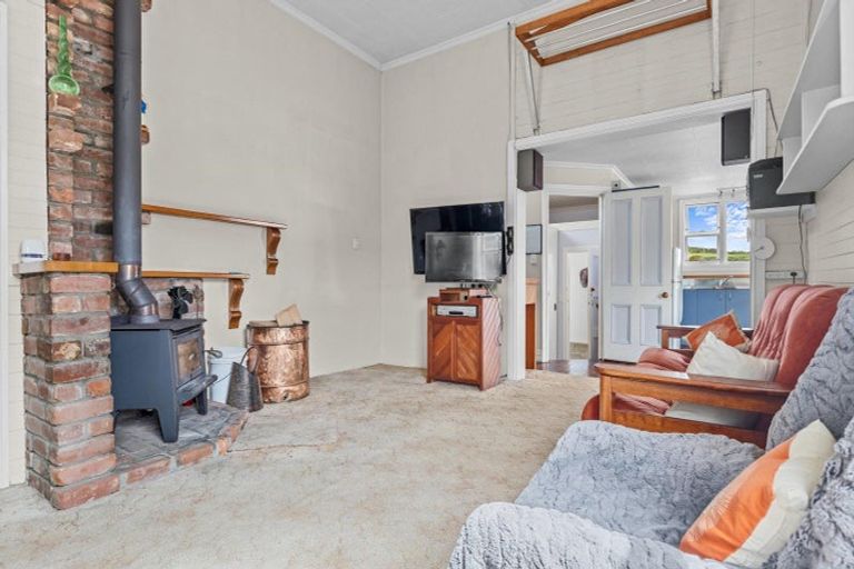 Photo of property in 10 North Street, Mokau, 4376