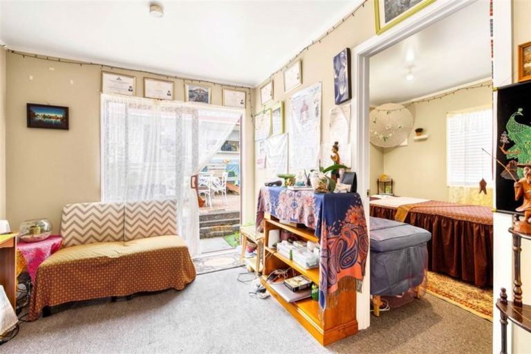 Photo of property in 71 Chilcott Road, Henderson, Auckland, 0612