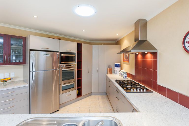 Photo of property in 24 Johnstone Drive, Fitzherbert, Palmerston North, 4410