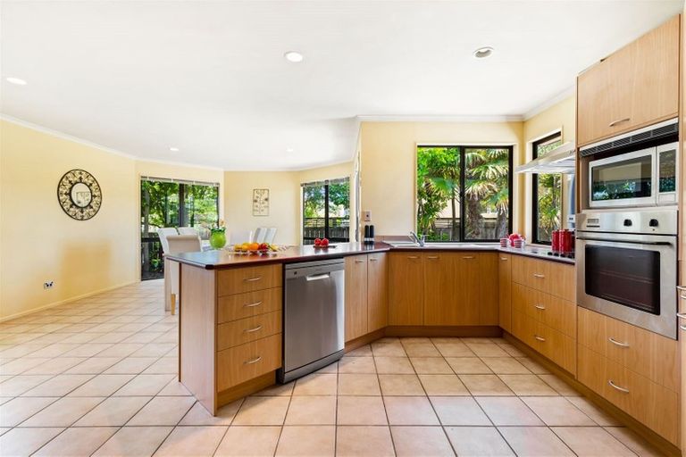 Photo of property in 32 John Jennings Drive, Oteha, Auckland, 0632