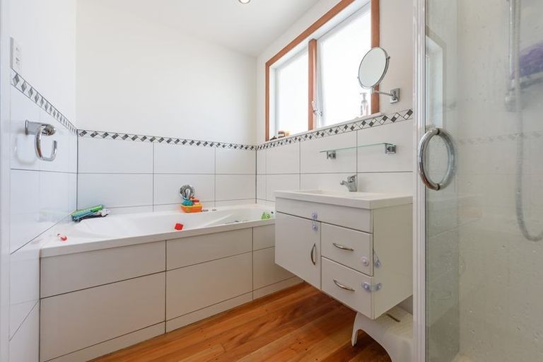 Photo of property in 43 Turville Crescent, Newlands, Wellington, 6037